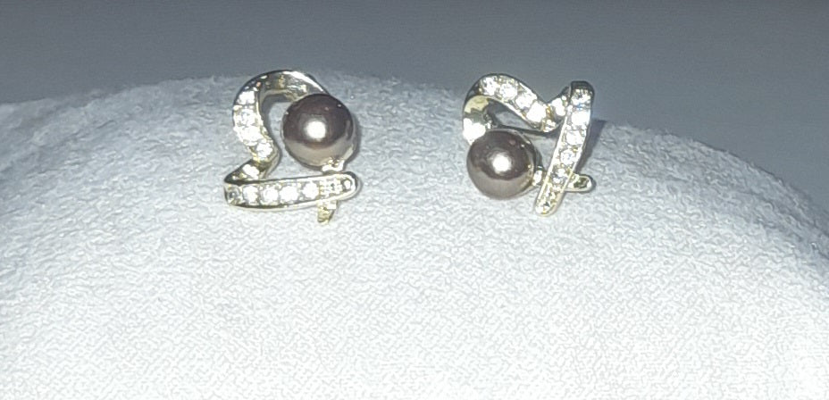 Hearth-shaped earrings with copper colour pearl and zircon